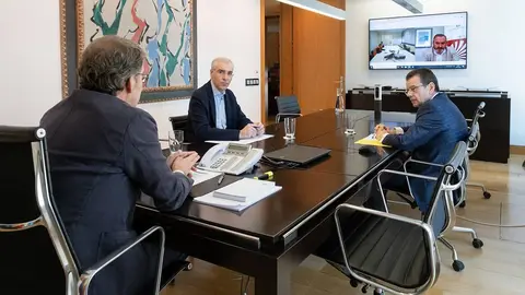 El presidente del Gobierno gallego, Alberto Núñez Feijóo, y el conselleiro de Economía, Empleo e Industria, Francisco Conde, se reunieron con los representantes del comité de empresa de Alcoa San Cibrao. ARCHIVO. 