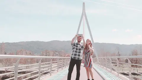 La aplicación FEEL® aparece como una "guía virtual" que lo invita a jugar con la historia y el patrimonio, a descubrir y "tocar" los planetas del sistema solar, tomar la selfie perfecta e incluso sugerir paradas estratégicas para que pueda escuchar el sonido. de silencio y déjate embriagar con los aromas de la naturaleza.