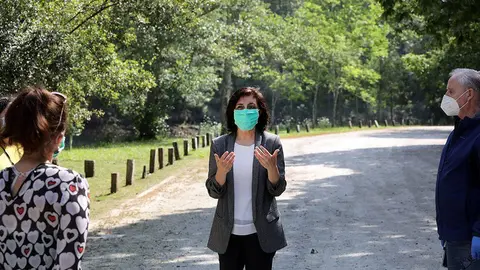 A conselleira Ángeles Vázquez visitou esta mañá a aula de interpretación das Fragas do Eume, en Pontedeume, para coñecer de primeira man o novo protocolo de funcionamento interno e de atención aos visitantes posto en marcha fronte ao COVID-19.