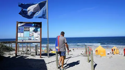 Playa de Ofir con su bandera azul. 