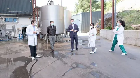 El presidente de la Xunta, acompañado del conselleiro del Medio Rural, visitó las instalaciones de Queserías Sarrianas, en la localidad lucense de Sarria.