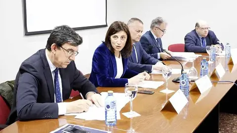 La conselleira de Medio Ambiente, Territorio y Vivienda mantuvo una reunión en abril de 2019 con miembros de la Confederación de Empresarios de la Provincia de Pontevedra a los que les trasladó este avance en la tramitación de este área empresarial en Valladares. ARCHIVO. 