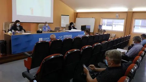 La conselleira del Mar se reunió hoy con representantes de las federaciones de cofradías de pescadores y de los bateeiros.