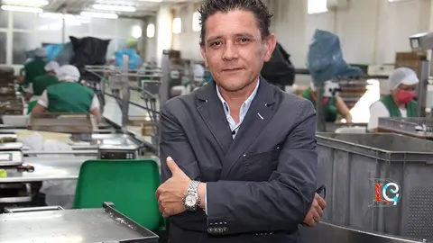Luis Escurís Pérez, copresidente de la conservera Luis Escurís Batalla, en la factoría. 