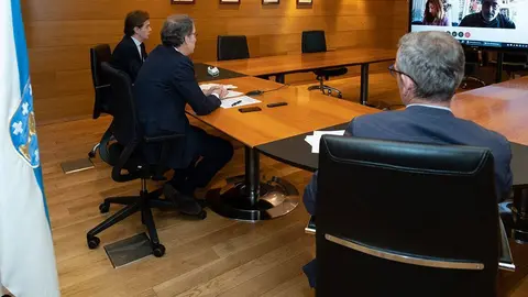 El presidente de la Xunta, Alberto Núñez Feijóo, y el vicepresidente de la Xunta, Alfonso Rueda, se reunieron por videoconferencia con el presidente de la Comisión de Coordinación y Desarrollo Regional del Norte de Portugal (CCDR-N), Fernando Freire de Sousa.