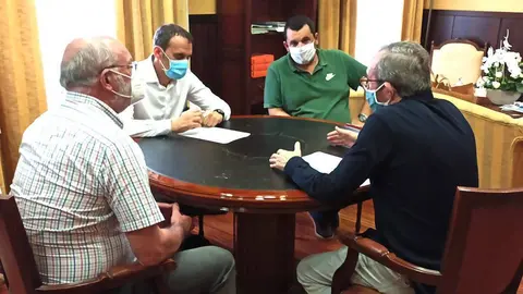 Asinado o convenio entre o Concello de Tui e Cáritas para a recollida de roupa usada.