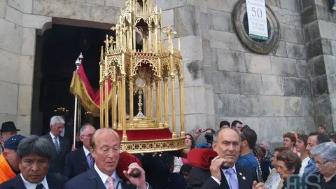 Procesión del domingo de Corpus en Ponteareas con el Santísimo Sacramento en la custodia, indiscutible protagonista de esta fiesta religiosa. 