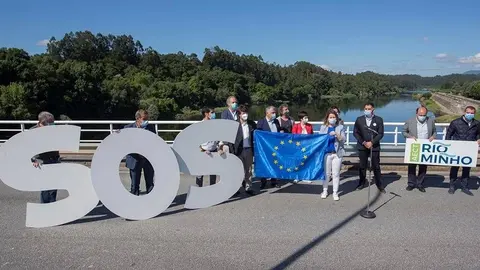 El Puente Internacional que conecta Monção y Salvaterra do Miño fue el escenario, esta mañana, de la segunda acción de protesta por la reapertura de más puntos de cruce entre Portugal y España, promovida por los presidentes de los 12 municipios portugueses y gallegos bañados por el río Minho. Dos trabajadores transfronterizos estuvieron presentes para presenciar el impacto de cerrar las fronteras en su vida cotidiana, mostrando carteles con la frase 'Déjame trabajar'.