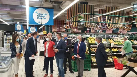 Los conselleiros del Medio Rural y del Mar se acercaron al hipermercado Eroski de Noia para comprobar la implantación de la campaña de puesta en valor de estos productos.