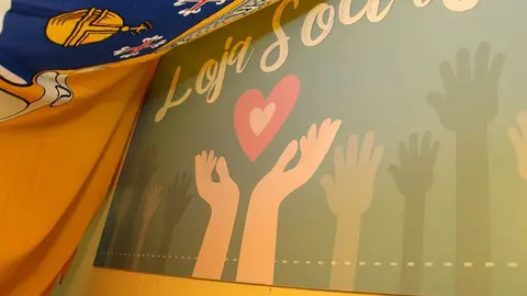 Cartel de la Tienda Social de la parroquia limiana de Bertiados.