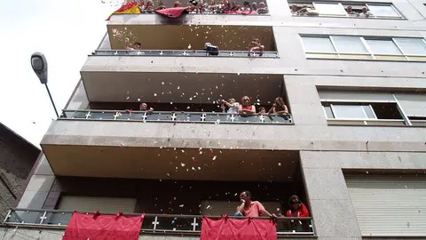 Escenas como estas desde los balcones engalanados los ponteareamos manifestarán su devoción al Santísimo Sacramento. 