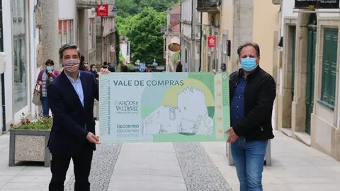 Arcos articuló el lanzamiento del programa 'Vale de Compras Recontro', que apoya a las familias, que tuvieron una caída en los ingresos y el comercio, al apoyar las compras con el valle.
Con la creación de estas medidas.