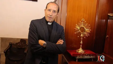 Ángel Marzoa, parróco de san Miguel de Ponteareas, ayer, en la sacristía de la iglesia parroquial. 