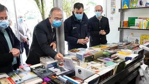  O conselleiro de Cultura e Turismo, Román Rodríguez, e o alcalde de Santiago de Compostela, Xosé Sánchez Bugallo, acompañados polo director xeral de Políticas Culturais, Anxo M. Lorenzo, participan na inauguración da XXXIX Feira do Libro de Santiago. No parque da Alameda.