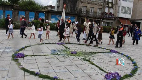 Comitiva da procesión de Corpus cos nenos de Primeira Comuñón o seu paso pola praza Maior.