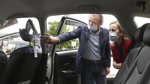 A conselleira de Infraestruturas e Mobilidade, Ethel Vázquez, mantivo hoxe un encontro co presidente da Federación de Autónomos do Taxi de Galicia, Manuel Sánchez Quindimil, e representantes do colectivo.