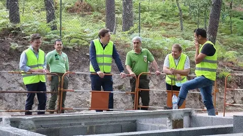 El alcalde de Ponte da Barca, Augusto Marinho, y técnicos en el embalse de Touvedo. 