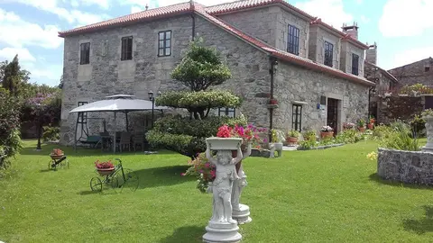 Vista desde el jardín de Casa Cacheiro, en Silleda. 