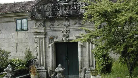 Barcia de Mera es un enorme pazo abacial con adornos arquitectónicos que reflejan una probable influencia azteca, como parece ser por el atlas y los remates que coronan su fachada barroca. ARCHIVO.