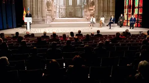 "A responsabilidade, a disciplina e a solidariedade, explícanse mellor con esa axuda que sen dúbida nos chegou do pasado, mediante a lembranza de pais, avós e familiares desaparecidos que atravesaron momentos adversos ou de figuras do noso panteón de xigantes. Seguro que estiveron ao noso lado, e necesitamos que o sigan estando para loitar mellor contra as dificultades que se aveciñan", afirma o presidente da Xunta.