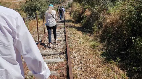 Son solo 3,5 km que nos llevan desde la Tua hasta el Duero, nos permiten caminar sobre los durmientes del antiguo ferrocarril, presentarnos la historia y la cultura local, probar la gastronomía y los vinos y aún así ofrecernos una mirada privilegiada. sobre el muro de la presa diseñado por Souto Moura.