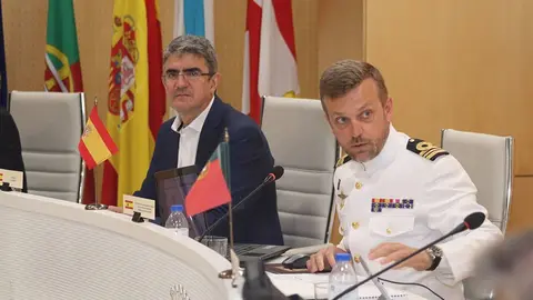 El Comandante Naval del Miño (Armada Española), Juan Diaz Rodríguez, y  el alcalde de A Guarda, Antonio Lomba Baz.