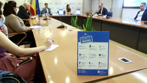 El director del Igape, Juan Cividanes, y la directora general de Comercio y Consumo, Sol Vázquez, participaron en un encuentro con las tres principales asociaciones de comerciantes de Santiago para informar de los nuevos programas Reactiva Comercio y Servicios Seguros.