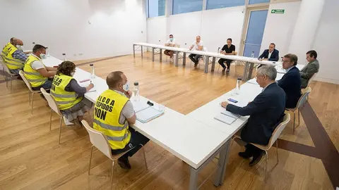 O titular do Goberno galego mantén unha reunión co comité de empresa de Alcoa San Cibrao. ARCHIVO. 