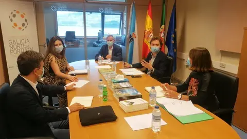 O director xeral de Relacións Exteriores e coa UE, Jesús Gamallo, reuniuse en Vigo coa vicepresidenta da Comisión de Coordinación e Desenvolvemento do Norte de Portugal, Ester Silva. ARQUIVO. 