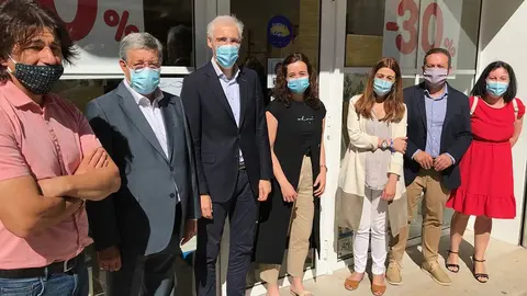 O conselleiro de Economía, Emprego e Industria, Francisco Conde, visitou en Sarria diferentes negocios que participan neste proxecto, que busca potenciar as vendas do comercio de proximidade nos concellos polos que pasan as rutas de peregrinación.
