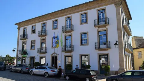 Bandeiras distintivas da qualidade da região do Alto Minho içadas nos municípios da região.