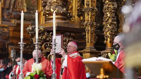 El arzobispo de Santiago, Julián Barrio, durante la celebración de la santa Misa el día de Santiago Apóstol, en san Martín Pinario. 