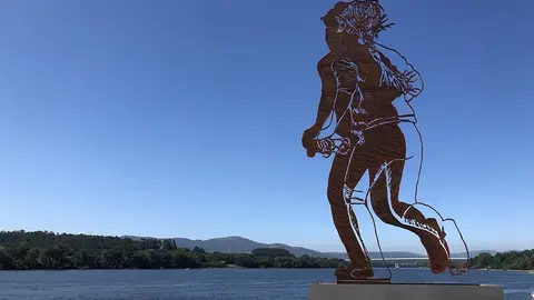 Escultura de Zadok Ben-David.