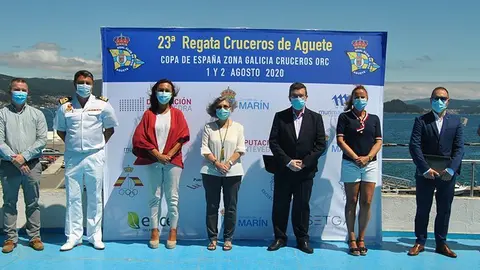 (De izq a der).  ex-presidente Francisco Freire Lino; concelleiro de deportes de Marín, Antonio Traba; secretario de la Comisión Naval de Regatas de Marín, CC Miguel Torres Aboal ;alcaldesa de Marín, María Ramallo; presidenta del Club,  María del Carmen de la Puente; diputado provincial de asuntos de interior, economía, finanzas y Oral, Carlos López Font; comodora del Club, Celina Torrado; delegado Territorial de Murimar seguros, Daniel Suárez García y el ex-presidente del club, Manuel Torres Corredoira.