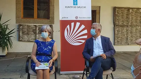 O secretario xeral de Política Lingüística acompañou á profesora e escritora lalinense nun acto que se celebrou no Pazo de San Roque.