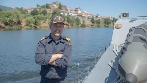 Juan Díaz Rodríguez, Comandante Naval del Miño, a bordo del Cabo Fradera, con Tui al fondo, navegando por el Miño. G. SIERRA