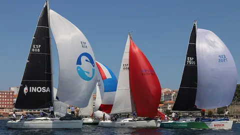 En el centro Bodegas Benito Santos, primero en tiempo real, en Malpica. Regata Mar de Maeloc Rías Altas. PEDRO SEOANE. 