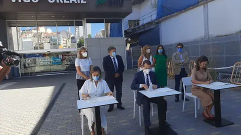 A conselleira de Infraestruturas e Mobilidade en funcións, Ethel Vázquez, participou no acto de sinatura da addenda ao convenio para a execución dos accesos á estación intermodal de Vigo, xunto co alcalde da cidade e coa presidenta de Adif. ARCHIVO.