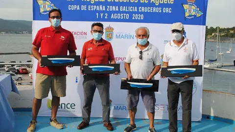 Los patrones de los barcos vencedores de Clases con sus premios, de izquierda a derecha, Peregrina, Balea Dous, Unus y Mirfak.