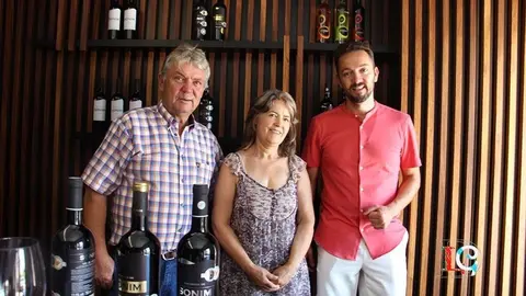 Fernando Pessoa, su mujer y uno de sus hijos, Tomé, en la bodega. 