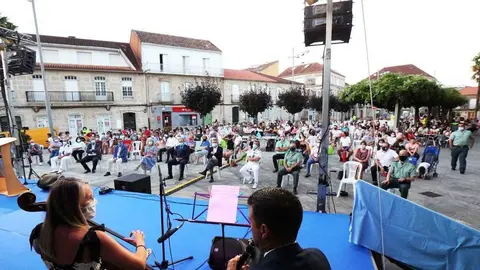 Un total de 95 voluntarios e voluntarios e tres adegas de Arbo, foron homenaxeados o pasado sábado na Praza do Concello de Arbo.