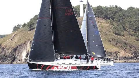 •	El coruñés Malalo Bermúdez de Castro hace que el “Solventis” es tercero tras la jornada inicial la Mar de Maeloc Rías Baixas, por detrás de “Aceites Abril” y “Magical”… el “Pairo-Yes Too” de Luis Bugallo es cuarto, quinto un gran “Arroutado” y sexto el vasco “Alpega” de Getxo. MARÍA MUIÑA. 