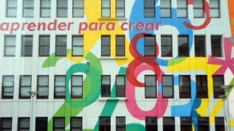 Imparte cuatro titulaciones en el centro: Administración y finanzas, Asistencia a la dirección, Desarrollo de aplicaciones multiplataforma y Desarrollo de aplicaciones web.