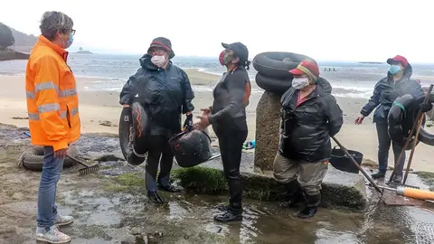 La conselleira del Mar en funciones visitó a las mariscadoras de la cofradía de pescadores de Muros.