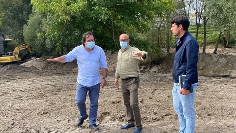 O Presidente da Câmara Municipal, Victor Hugo Salgado, acompanhado pelo Vereador das Obras Municipais, Joaquim Meireles, visitou as obras de requalificação das margens e leito do rio Vizela.