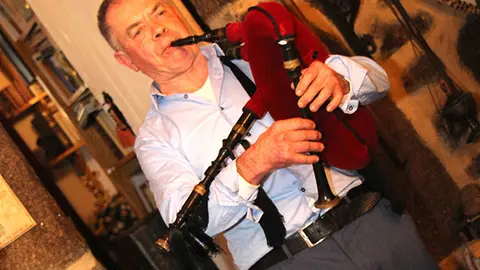 Maximino Fernández Sendín, propietario de la Casa Museo Pazo la Cruz, en Covelo, un amante de la gaita. 