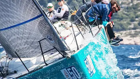 El barco, un Grand Soleil 37 del Real Club de Regatas de Alicante, está armado por María José Vila y Pedro Bernal y liderado por Nacho Campos.