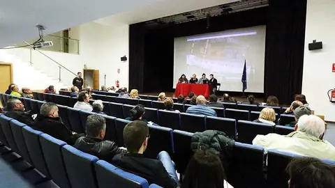 O proxecto foi sometido o pasado ano a información e consulta veciñal aberta ás persoas residentes na rúa, celebrándose unha reunión á que asistíu numerosa veciñanza.