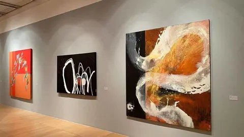 Un total de 34 obras de artistas no gallegos (resto de España, portugueses o de Bosnia), reunidos por primera vez en una exposición.