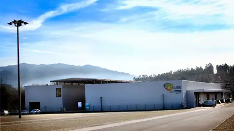 “IN.CUBO - Adaptação e Reestruturação de Edifício Oficinal - unidades 5 e 6”, pretende reformular o espaço, criando mais 4 pavilhões industriais, assim como, fornecer equipamento para o Fab.Lab, um Laboratório de Prototipagem Rápida, também conhecido como laboratório de fabricação digital. 